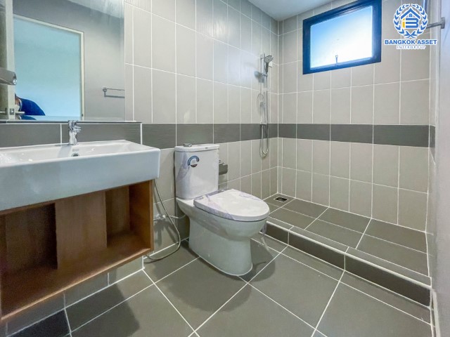 *****ทาวน์โฮมมือสองนนทบุรี ม.บ้านกลางเมือง ราชพฤกษ์-พระราม5 เนื้อที่กว้างขวางมากถึง 22.50 ตร.ว. ฟังก์ชัน 3 ห้องนอน 3 ห้องน้ำ ที่จอดรถ 2 คัน หน้าบ้านกว้าง มีพื้นที่ด้านหลังบ้าน แถมฟรี! เครื่องปรับอากาศ 2 เครื่อง บนทำเลเดินทางสะดวก ใกล้รถไฟฟ้าสายสีม่วง "สถานีแยกติวานนท์" จองเลย!